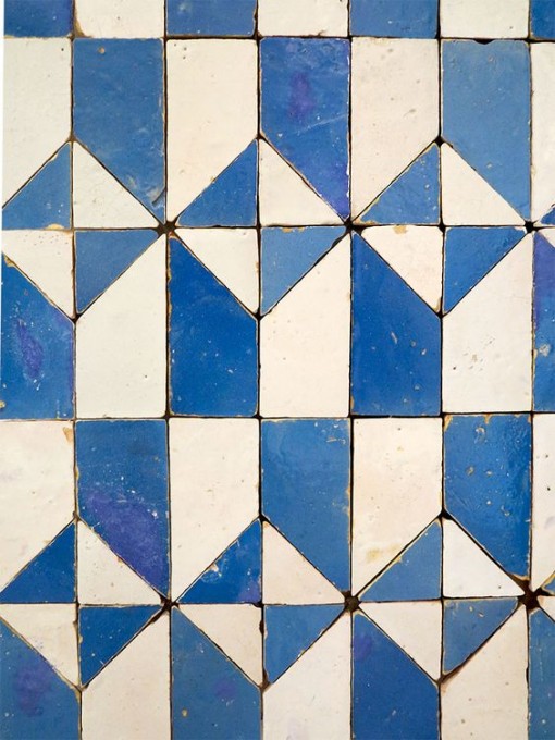 blue-and-white-tile-covet-living